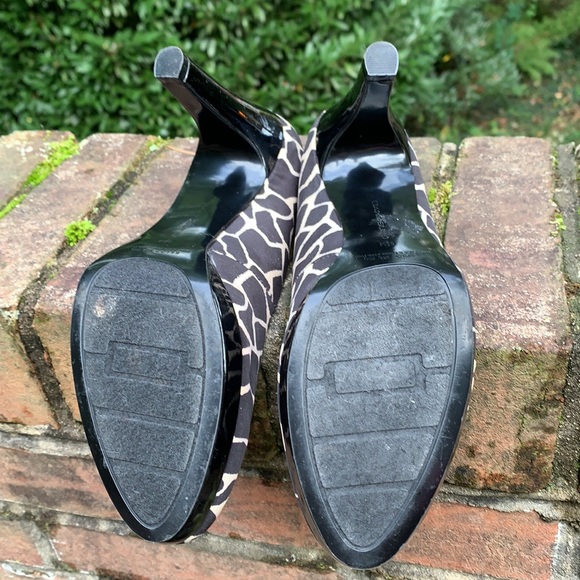 Bandolino animal print 4” Classic heels with slight platform - Picture 9 of 9